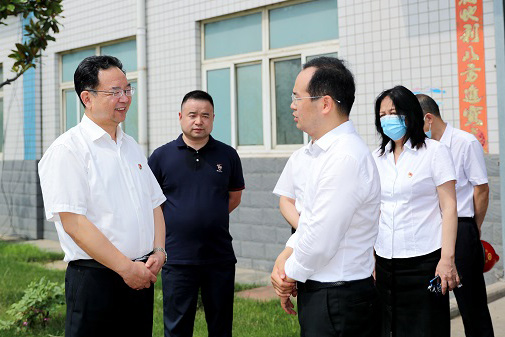 郑州市委常委、市纪委书记杜新军一行莅临人生就是博调研指导事情