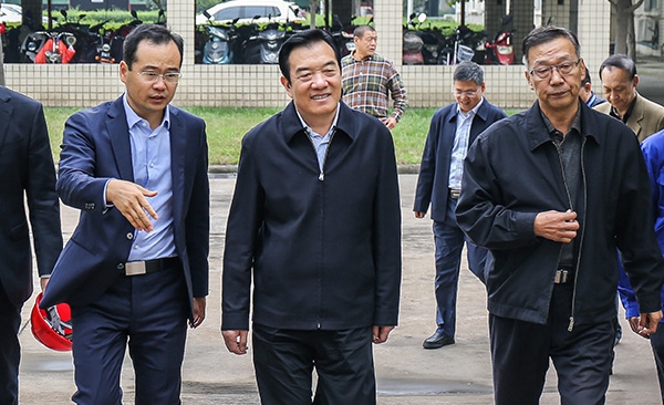 郑州市人大常委会主任白红战带队视察人生就是博股份